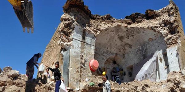 Mardin'de tarihi bina çöktü
