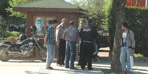 Kaza yapan sürücüleri polis güçlükle yatıştırdı