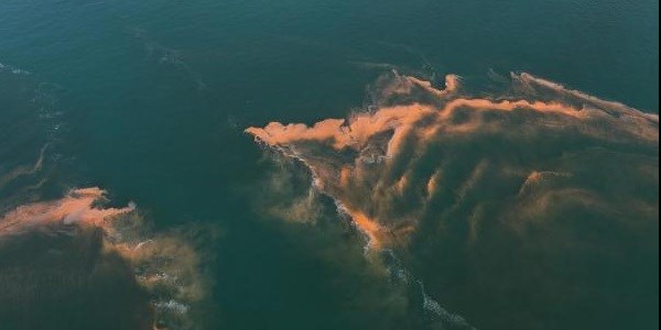 Yeşilyurt açıklarında da deniz turuncuya döndü