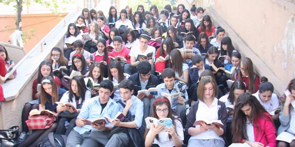 Öğrencilerden kitap okuma şenliği
