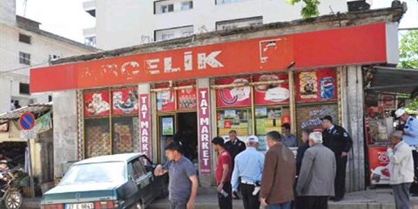 Kaldırıma çıkan otomobilin çarptığı 2 kişi yaralandı