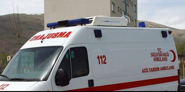 Devrilen traktörün altında kaldı