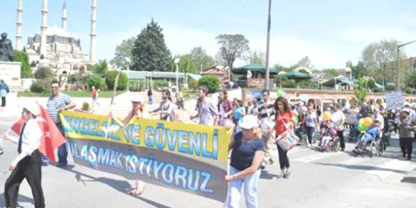 Edirne'de yayalardan 'engelsiz ulaşım istiyoruz' eylemi