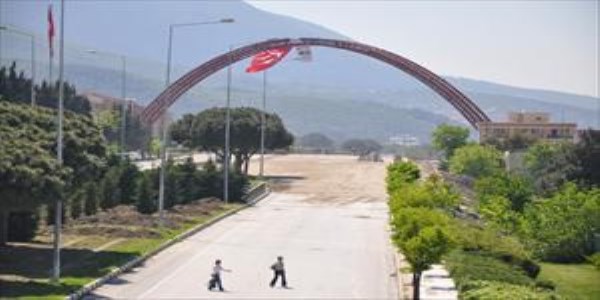 Alparslan Türkeş Kavşağı'na dev Türk Bayrağı