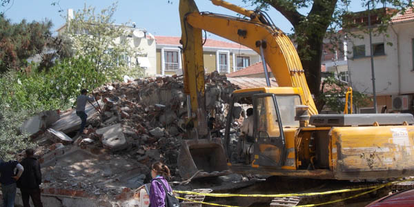 Şarköy karakol binası yıkıldı