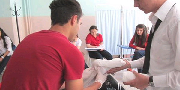 Acil tıp teknisyenliği öğrencilerine uygulamalı ders