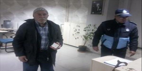 Dilenmeye gelen şahsın üzerinden 225 TL çıktı
