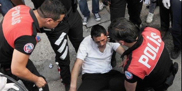 Polisi görünce bayılıyormuş gibi yaptı