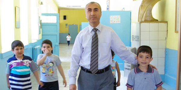 Lösemiden kurtulan öğretmen öğrencilerine kavuştu