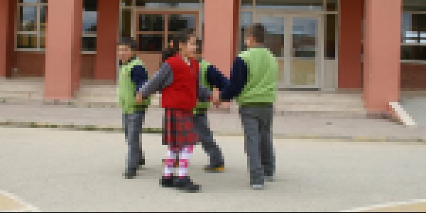Öğrencilere tenefüste maket bıçağı ile saldırdılar