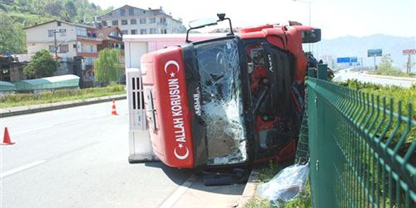 Rize'de kuru gıda yüklü kamyon devrildi: 1 yaralı