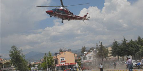 Ambulans helikopterin rüzgarı yaşlı şahsı hastanelik etti
