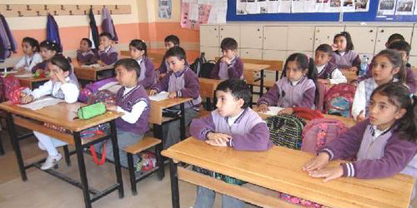 Öğrencilerin eski sıraları yenileniyor