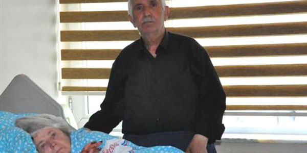 Alevlerin arasından kurtardığı 40 yıllık hayat arkadaşının başucundan ayrılmıyor