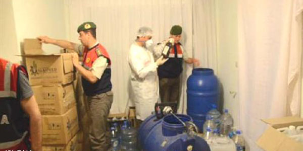 Villada sahte içki imalatına 3 gözaltı