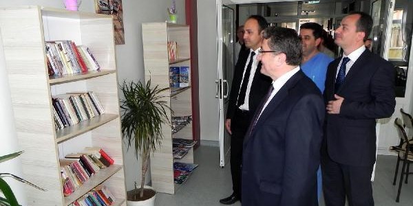 Üniversitelilerden hastaneye kütüphane