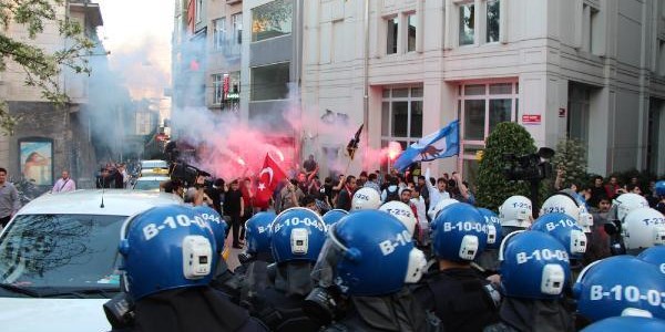Türk Bayrağı baskılı tişört giyen öğrenciler okula alınmadı