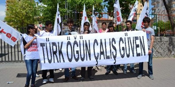 'Türk, Öğün! Çalış! Güven!' Yazısının kaldırılmasına tepki