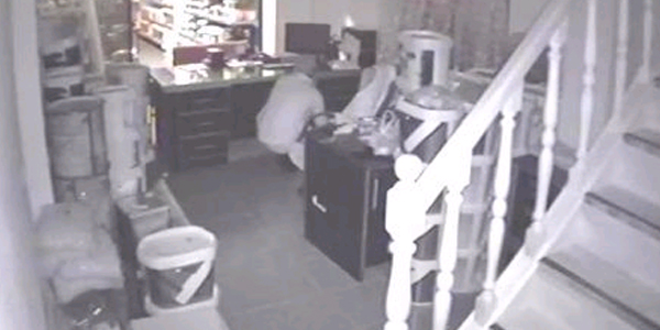 Tanınmamak için başına çorap geçirdi