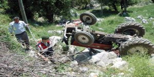 Andırın'da traktör devrildi: 8 yaralı