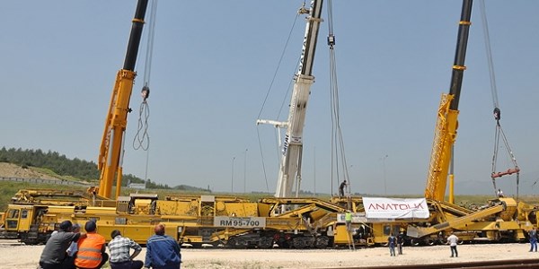 48 metre uzunluğundaki balast eleme makinesi, 240 tekerlekli taşıyıcıya yüklendi