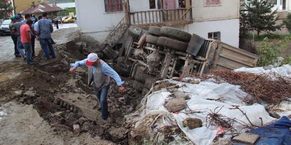 Toprak yüklü kamyon evin bahçesine devrildi