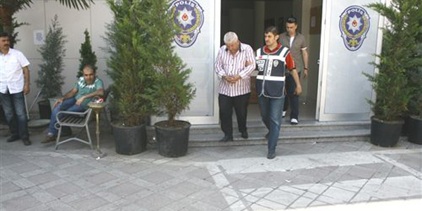 Piknik yapan kadınların çantasını çaldı
