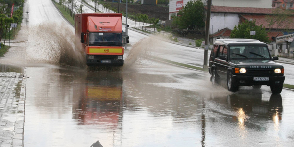 Yozgat'ta şiddetli yağmur yolları göle çevirdi