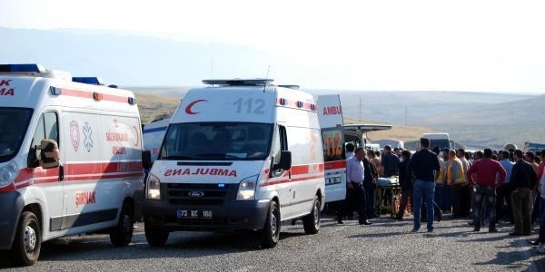 İşçi servis minibüsü çöp kamyonuna çarptı: 3 ölü, 14 yaralı