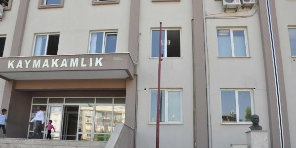 Kaymakamlık önünden Türk Bayrağı çalındı
