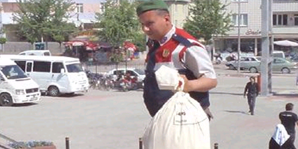 Jandarmayı görünce 8.5 kilo esrarı yol kenarına attılar
