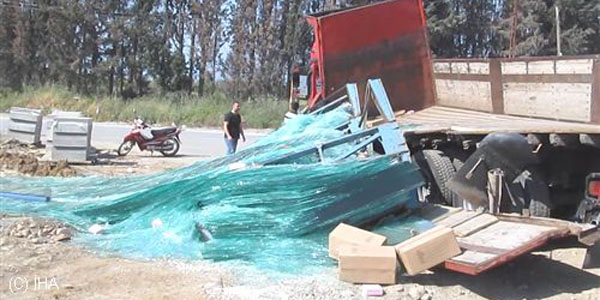 12 ton cam tırın kasasından yola saçıldı