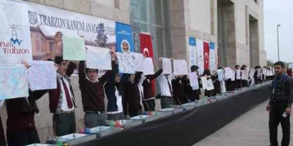 Dünyanın en büyük ebrusu Trabzon'da yapıldı