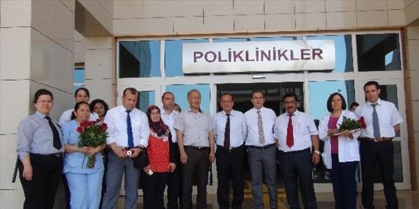 Vatandaşlar yeni hastanede çiçeklerle karşılandı
