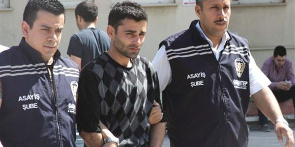 Kendisinden ayrılmak istemediğini iddia ettiği genç kızı öldürdü