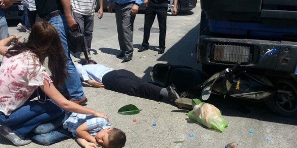 Elektrikli bisikletle TIR'ın altında kaldılar