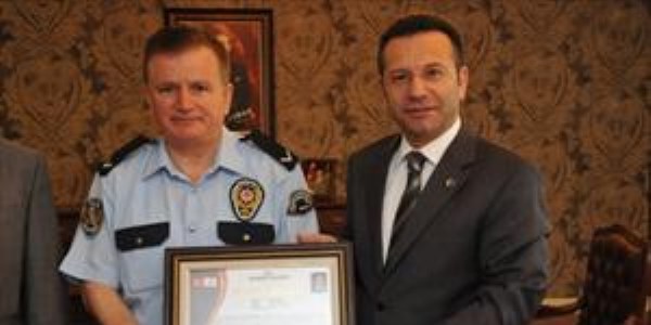Vali, kuyumcuyu soyan şahsı yakalayan başpolisi ödüllendirdi