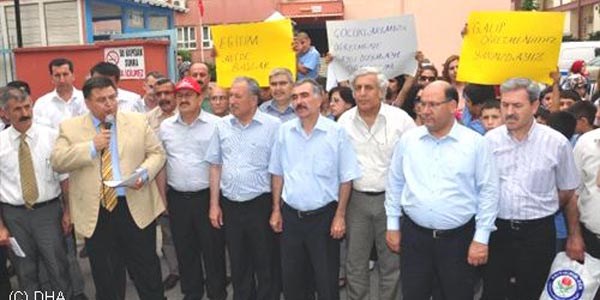 Öğretmene dayağa protesto