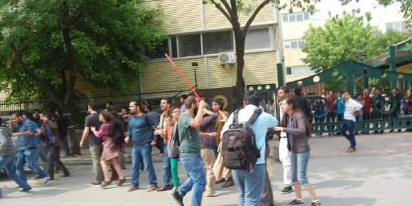 Polis, öğrenci kavgasını havaya ateş ederek ayırabildi