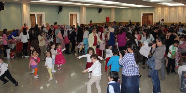 Biriktirdikleri harlklarla annelerine hediye aldlar