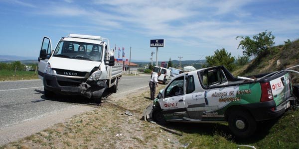 Benzinlikten çıkan minibüsle kafa kafaya çarpıştı