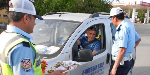 Trafik polislerinden sürücülere leblebi