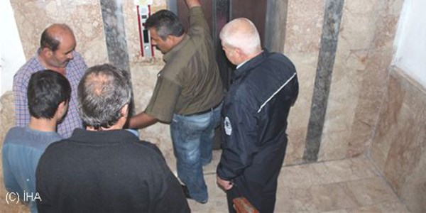 Asansörde mahsur kalanlar kurtarıldı