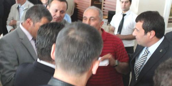 Bakana soru sormak isteyen öğretim görevlisine koruma engeli