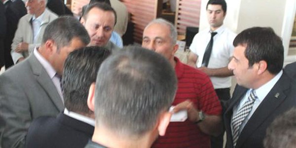 Bakana soru sormak isteyen öğretim görevlisine koruma engeli
