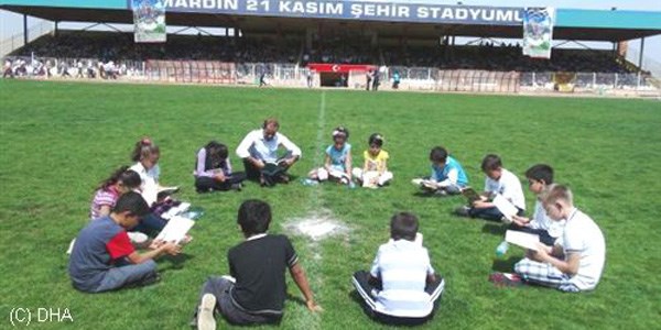 Mardin'de 3 bin 500 kişi stadyumda kitap okudu