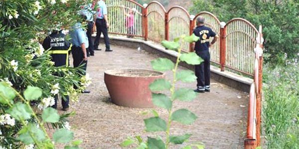 9 aylık bebeğiyle uçurumun kenarına çıktı