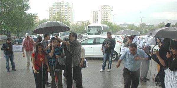 Görme engelliler yağmur altında sınav engellerini protesto etti