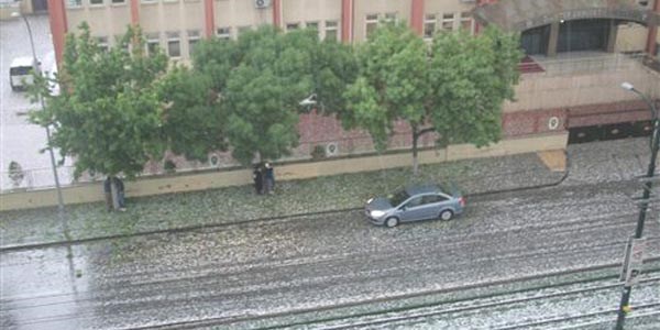 Gaziantep'te ceviz büyüklüğünde dolu yağışı