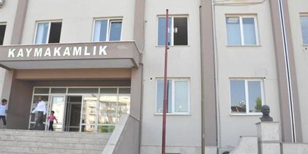 Bayrağı çalınan kaymakamlığa güvenlik kamerası